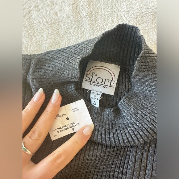 3/$20 - Tight fit grey top - Picture 2 of 3